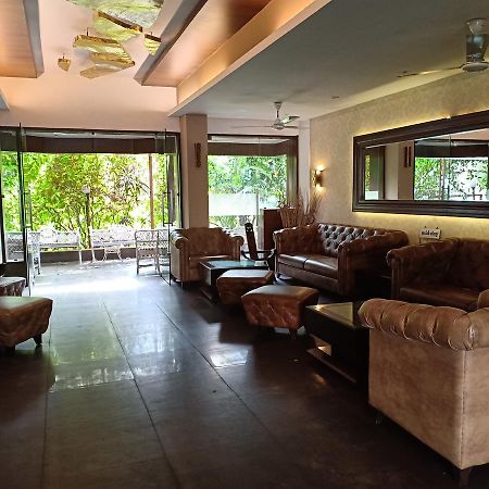 Hotel Chandralok Lonavala Kültér fotó