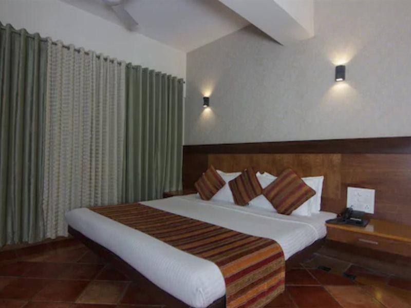 Hotel Chandralok Lonavala Kültér fotó