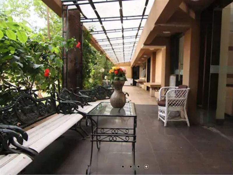 Hotel Chandralok Lonavala Kültér fotó