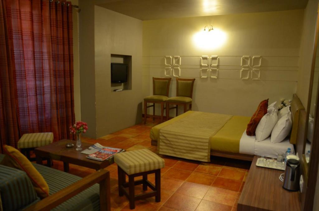 Hotel Chandralok Lonavala Szoba fotó