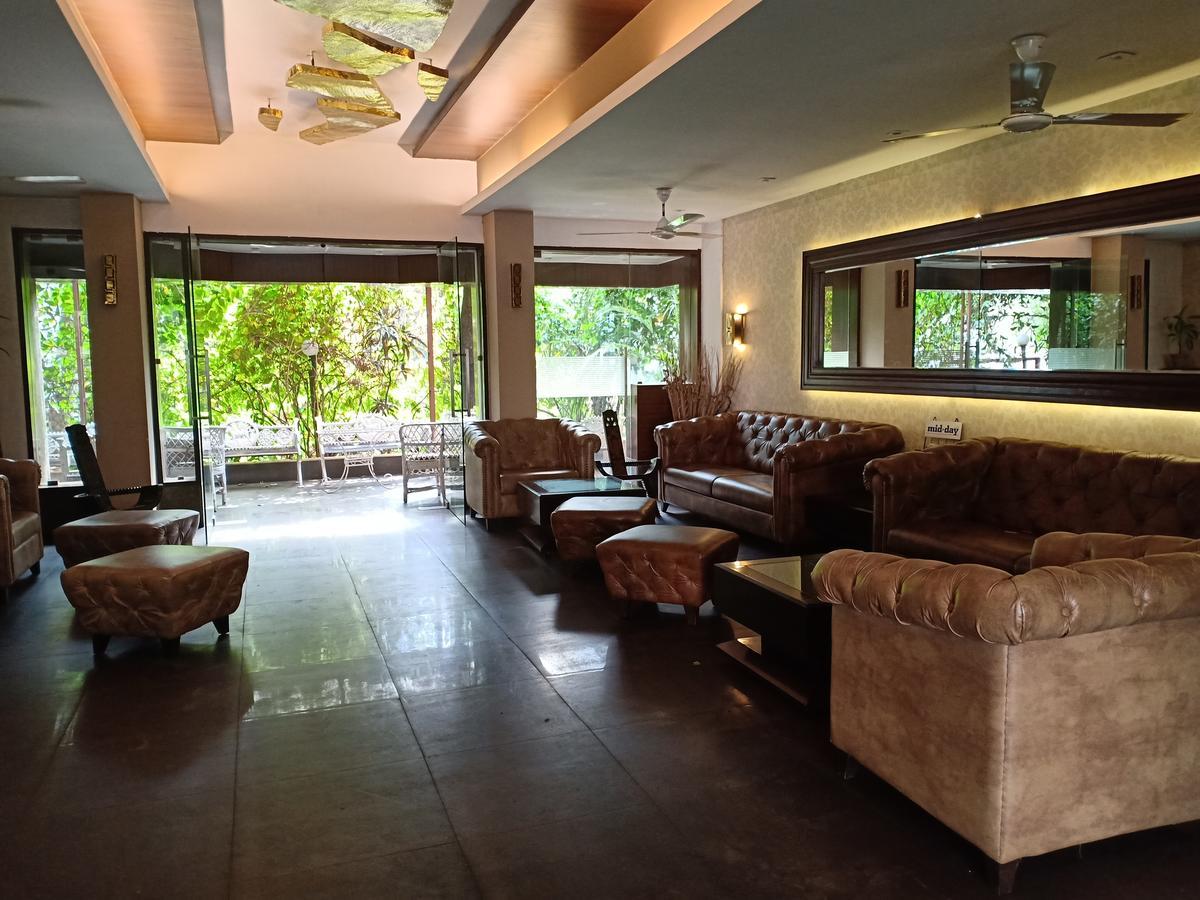 Hotel Chandralok Lonavala Kültér fotó