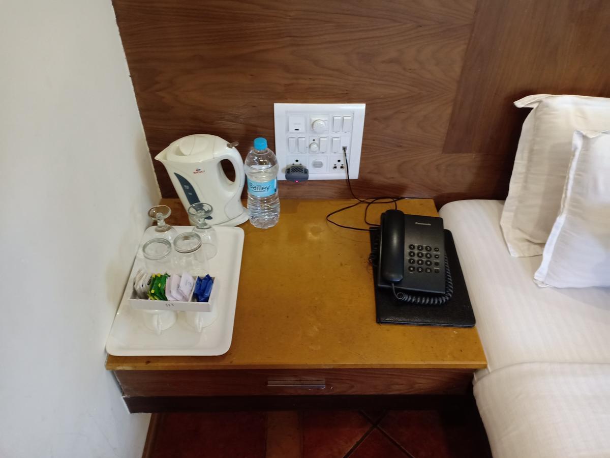 Hotel Chandralok Lonavala Kültér fotó
