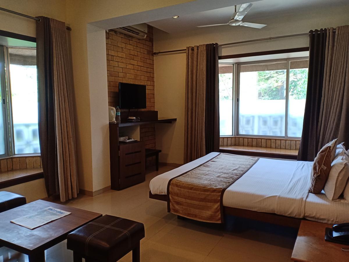 Hotel Chandralok Lonavala Kültér fotó