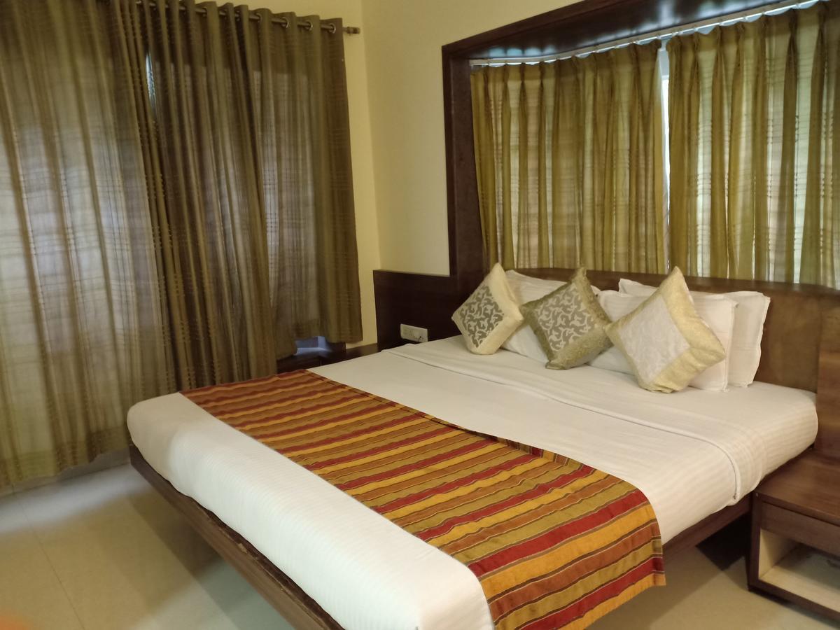 Hotel Chandralok Lonavala Kültér fotó