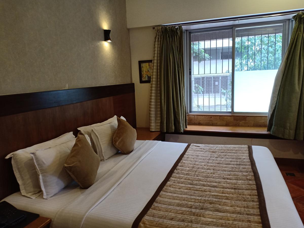 Hotel Chandralok Lonavala Kültér fotó