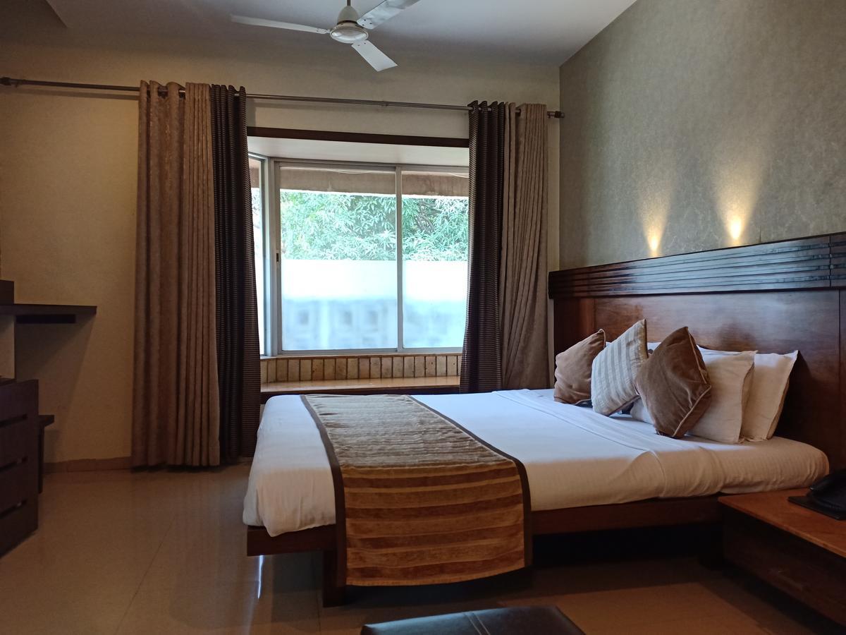 Hotel Chandralok Lonavala Kültér fotó
