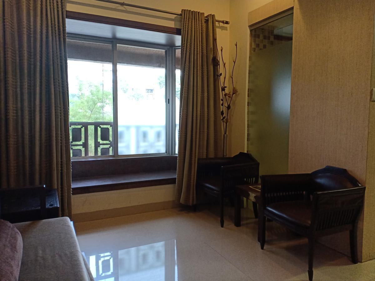 Hotel Chandralok Lonavala Kültér fotó