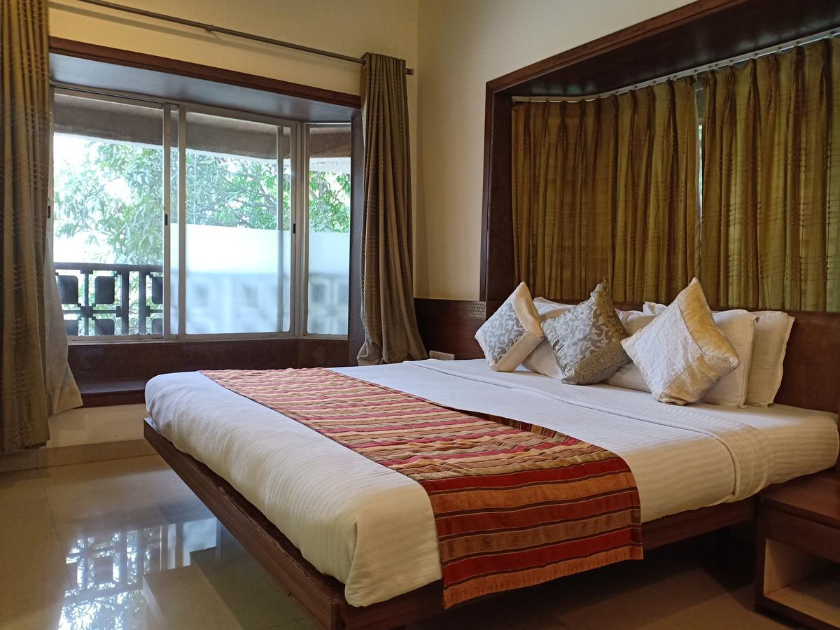 Hotel Chandralok Lonavala Kültér fotó