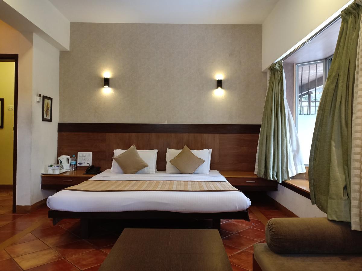 Hotel Chandralok Lonavala Kültér fotó
