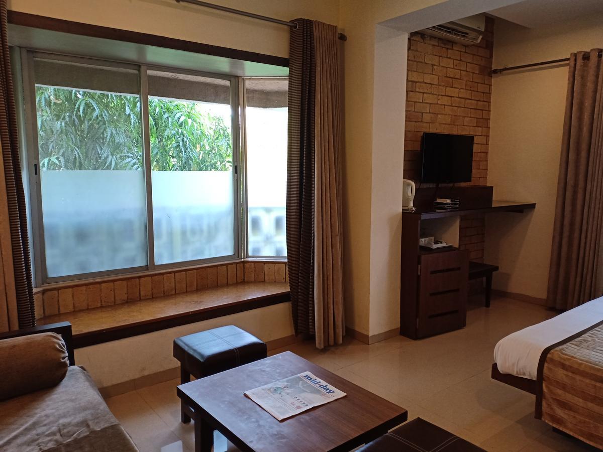 Hotel Chandralok Lonavala Kültér fotó