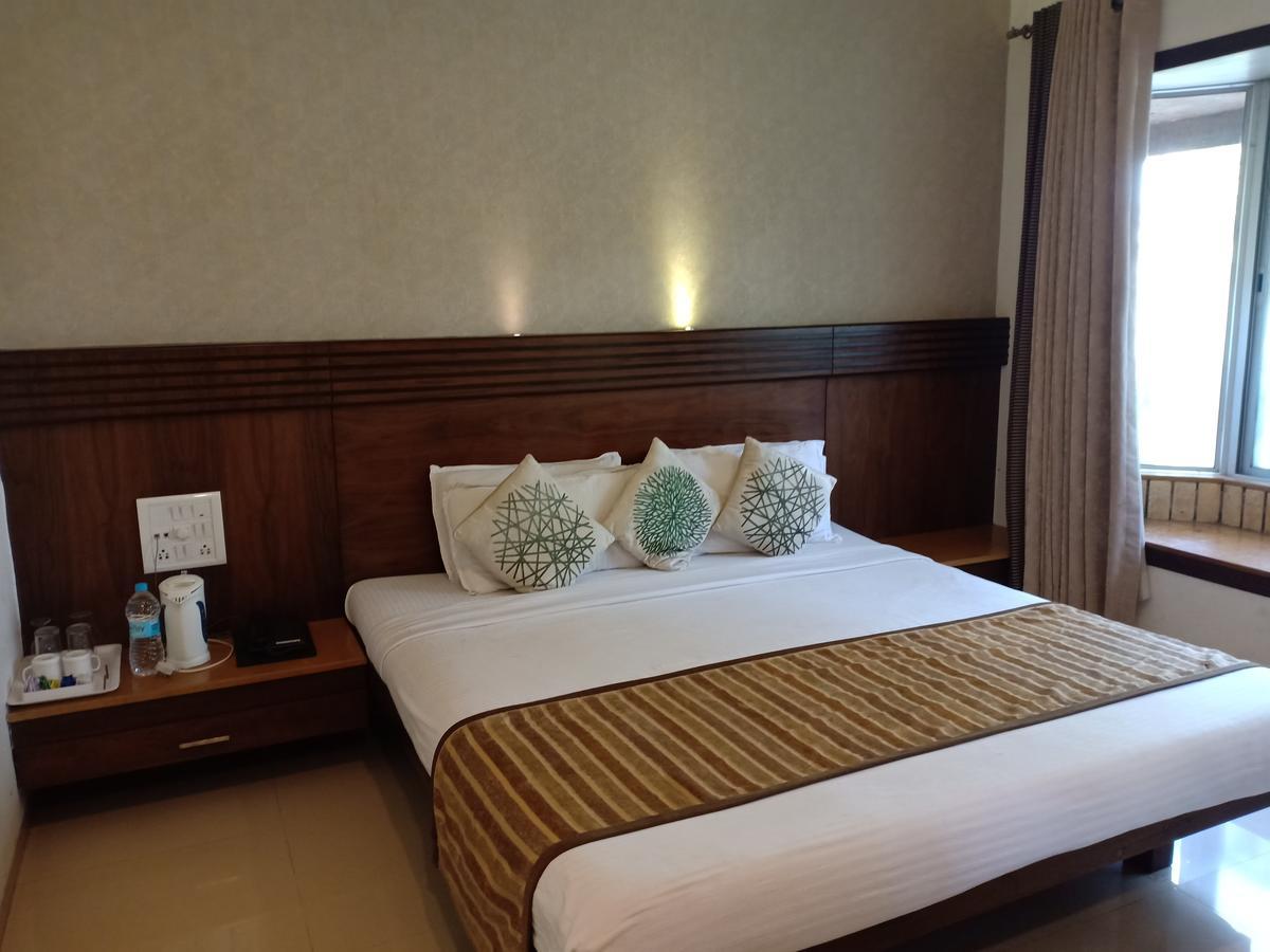 Hotel Chandralok Lonavala Kültér fotó