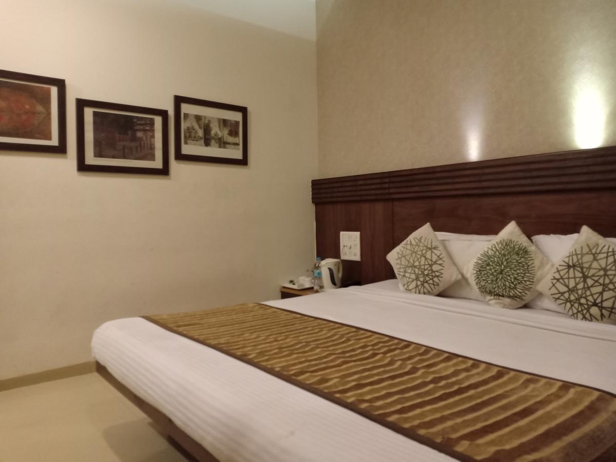 Hotel Chandralok Lonavala Kültér fotó