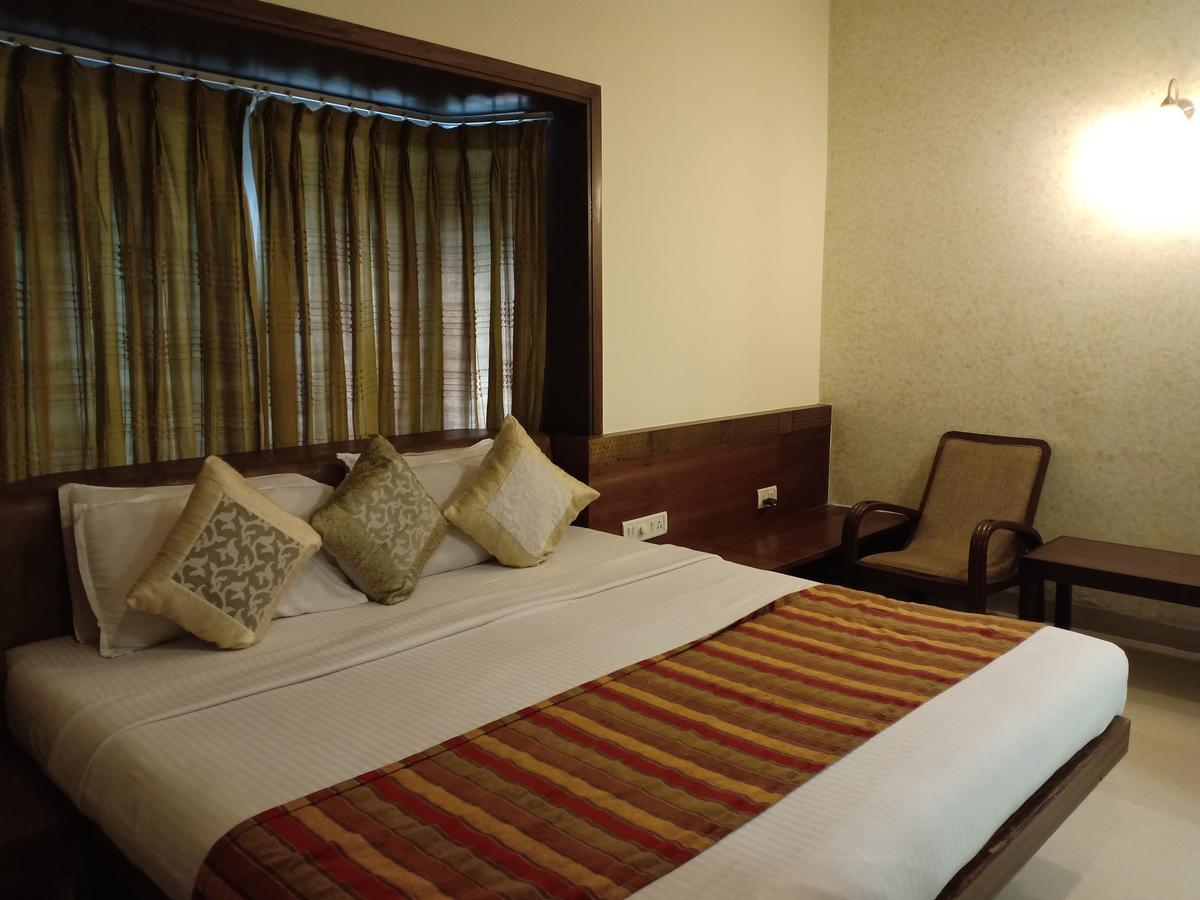 Hotel Chandralok Lonavala Kültér fotó