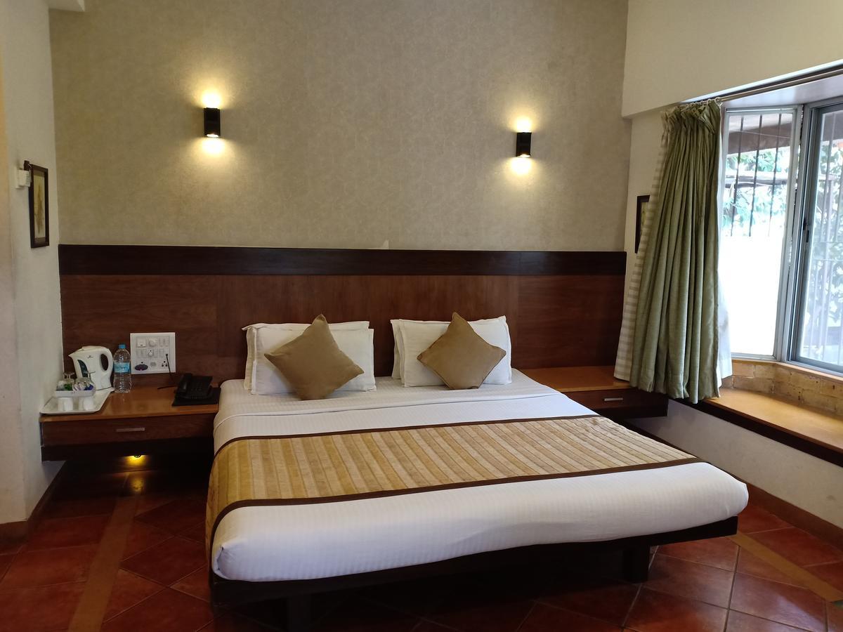Hotel Chandralok Lonavala Kültér fotó