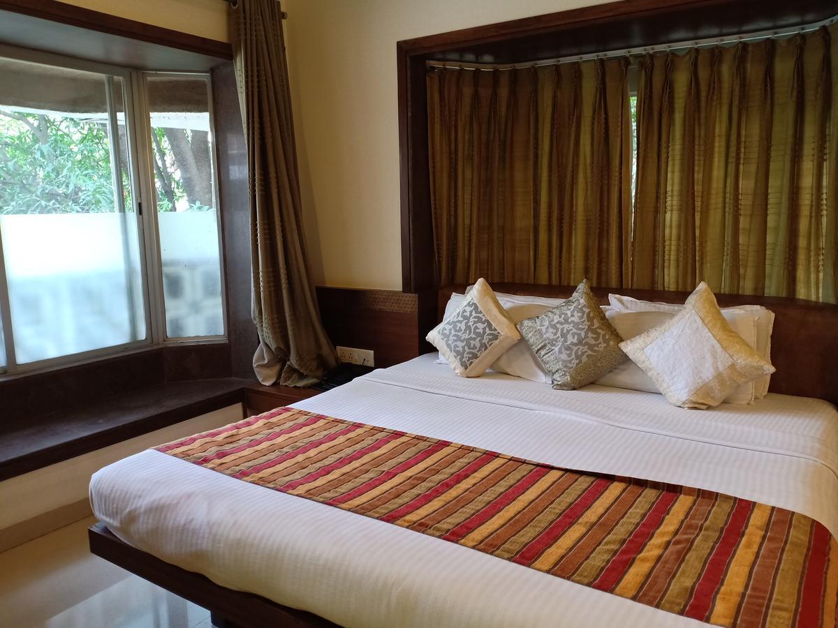 Hotel Chandralok Lonavala Kültér fotó