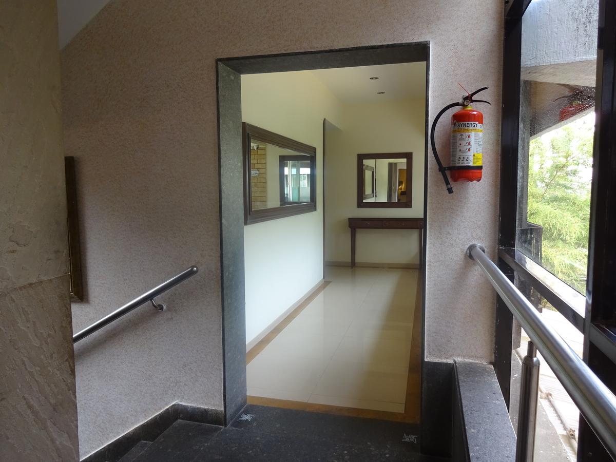Hotel Chandralok Lonavala Kültér fotó