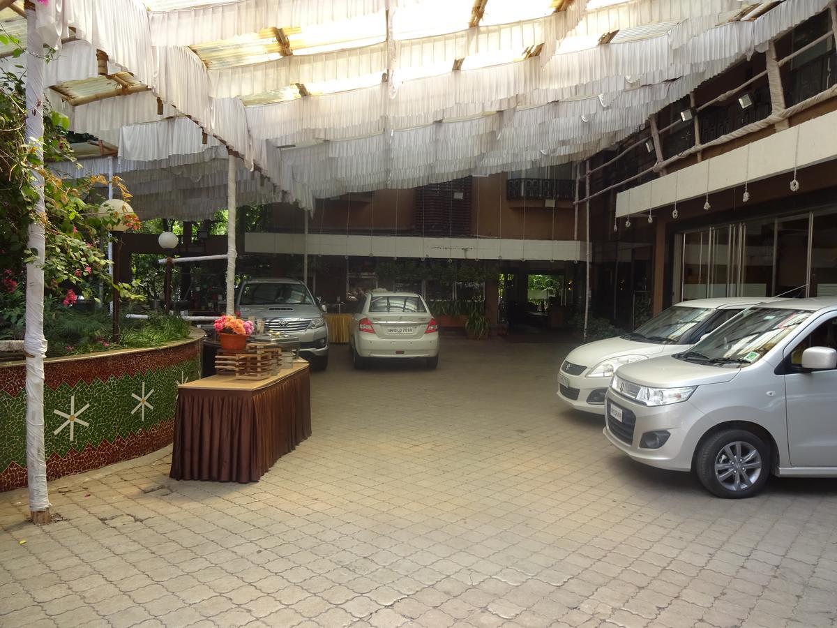Hotel Chandralok Lonavala Kültér fotó