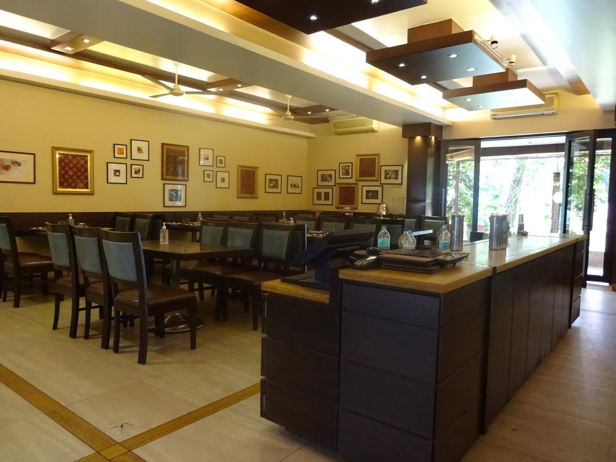 Hotel Chandralok Lonavala Kültér fotó